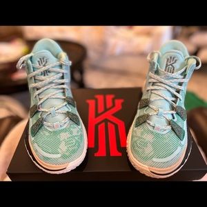 Nike Kyrie 7 basketball sneakers men size 8.5 woman size 10 Brand New